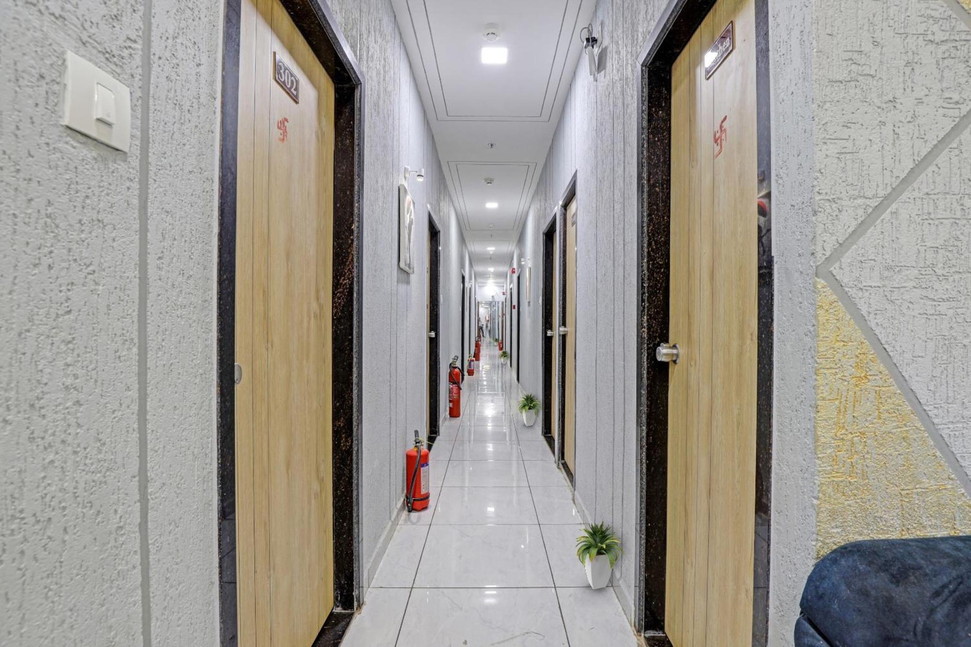 Hotel O Royal Orbit Surat Eksteriør billede
